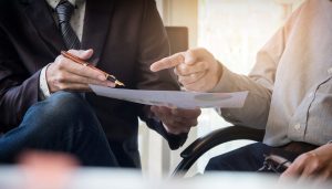 Jak wstrzymać licytację komorniczą mieszkania lub domu